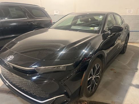 Used 2023 Toyota Crown XLE image 2