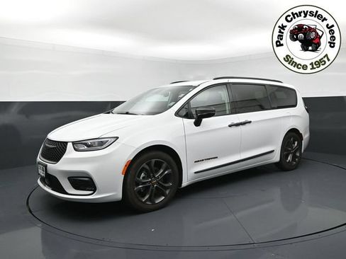 Used 2024 Chrysler Pacifica Touring-L w/ Road Tripper Package FWD image 6