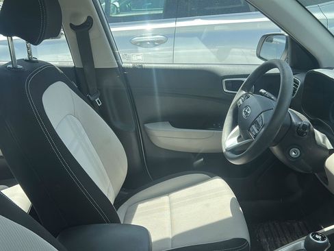 Used 2020 Hyundai Venue SEL FWD image 8