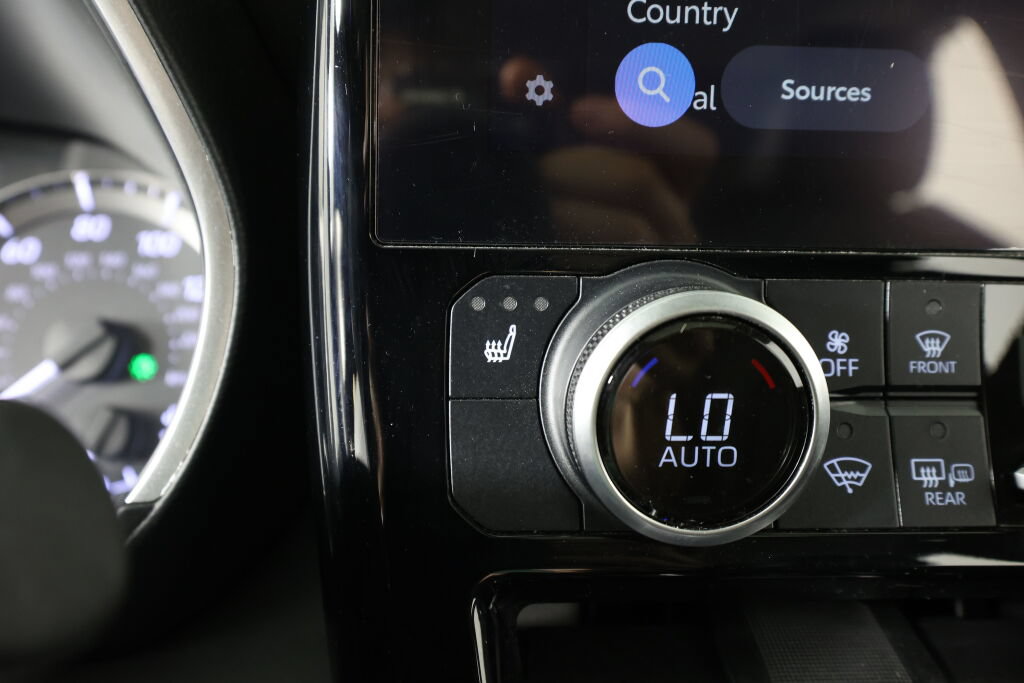 Used 2023 Toyota Highlander XLE AWD/4WD image 39