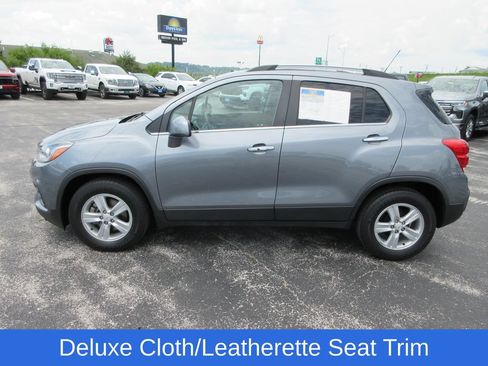 Used 2019 Chevrolet Trax LT w/ LT Convenience Package FWD image 2