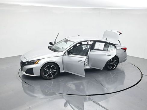 Used 2024 Nissan Altima 2.5 SR FWD image 46