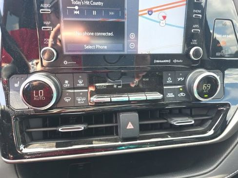 Used 2020 Toyota Highlander XLE AWD/4WD image 16