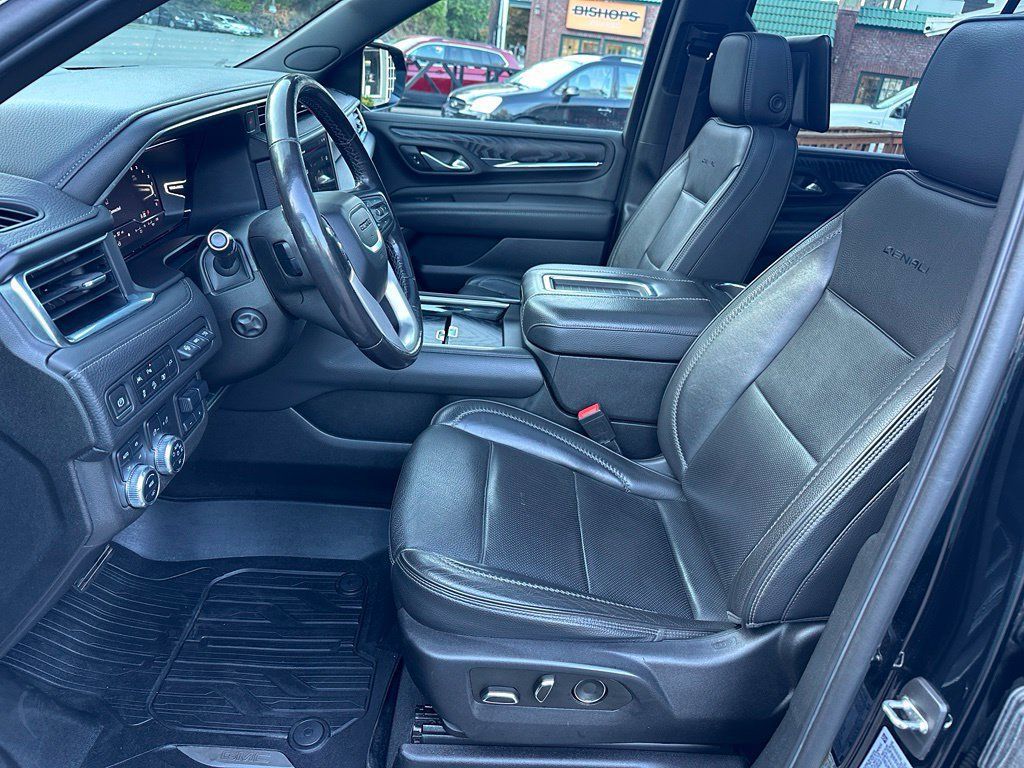 Used 2022 GMC Yukon XL Denali w/ Denali Ultimate Package AWD/4WD image 9