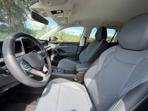 Used 2025 Volkswagen Tiguan SE FWD image 19