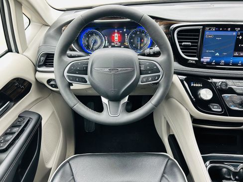 Used 2023 Chrysler Pacifica Limited image 17