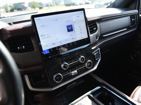 Used 2024 Ford Expedition Limited image 11