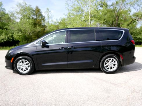 Used 2022 Chrysler Voyager LX image 2