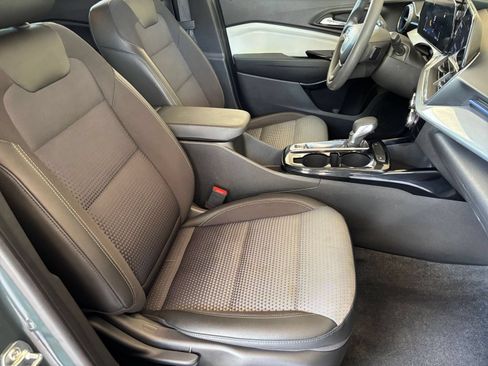 Used 2025 Chevrolet Trax LT FWD image 35