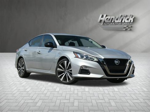 Used 2022 Nissan Altima 2.5 SR FWD image 2
