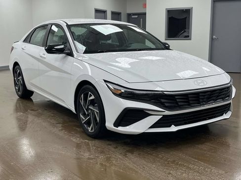 Certified 2025 Hyundai Elantra Sport FWD image 3