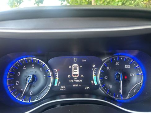 Used 2023 Chrysler Pacifica Touring-L FWD image 21