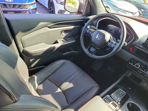 Certified 2025 Honda Pilot Black Edition image 3
