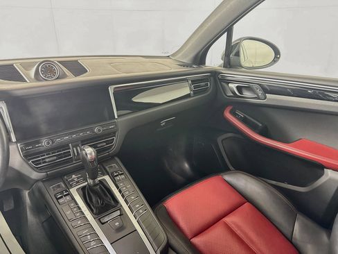 Certified 2021 Porsche Macan AWD/4WD image 23