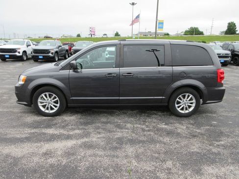 Used 2020 Dodge Grand Caravan SXT FWD image 2