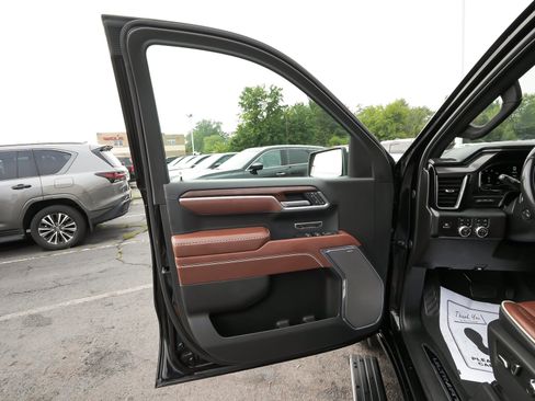 Used 2025 GMC Sierra 1500 Denali Ultimate AWD/4WD image 11