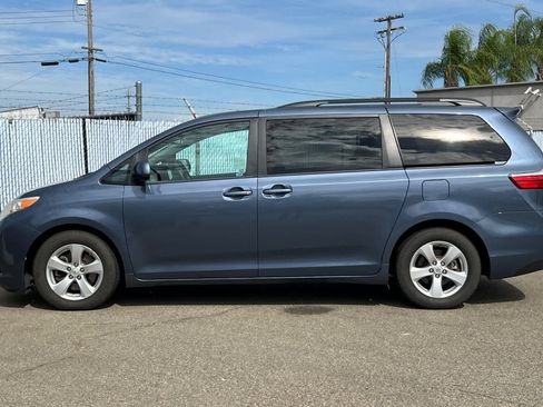 Used 2015 Toyota Sienna LE FWD image 2