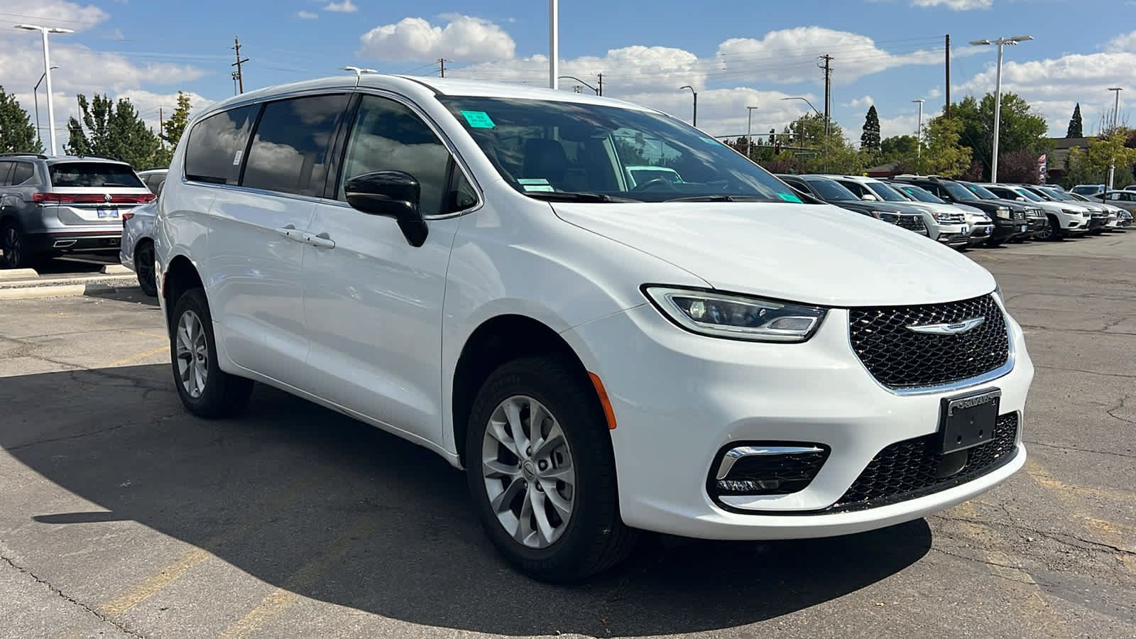 Used 2024 Chrysler Pacifica Touring-L AWD/4WD image 3