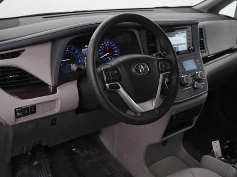 Used 2018 Toyota Sienna XLE image 24