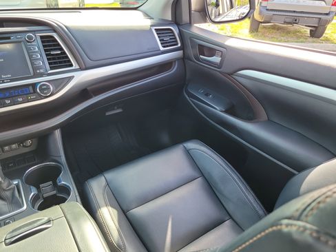 Used 2018 Toyota Highlander XLE FWD image 18