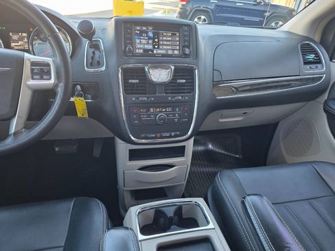 Used 2016 Chrysler Town & Country Touring FWD image 13