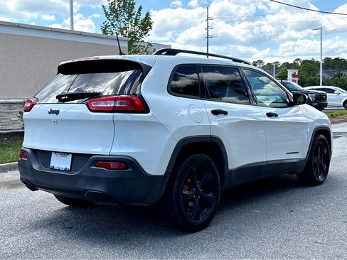 Used 2018 Jeep Cherokee Latitude w/ Altitude Package FWD image 16