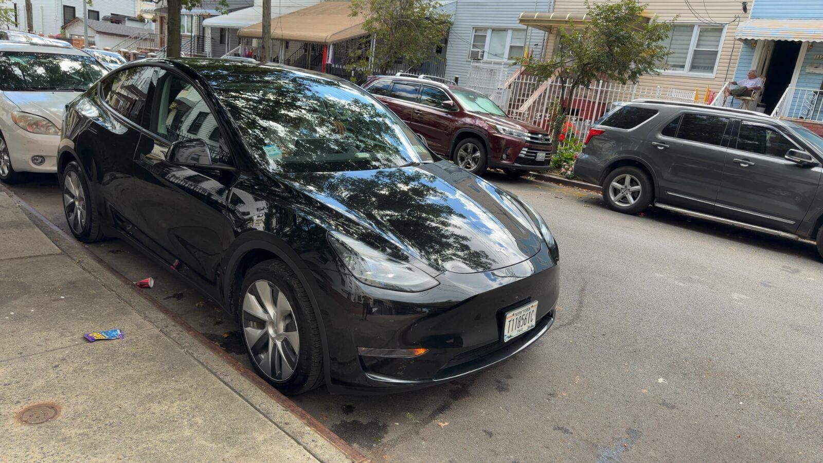 Used 2023 Tesla Model Y Long Range AWD/4WD image 2