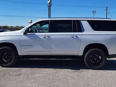 Used 2024 Chevrolet Suburban Premier image 4