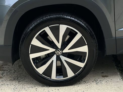 Used 2024 Volkswagen Taos SE w/ Panoramic Sunroof Package FWD image 25
