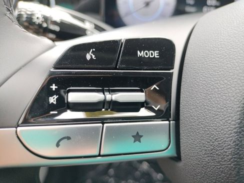 Used 2025 Hyundai Elantra Limited FWD image 18