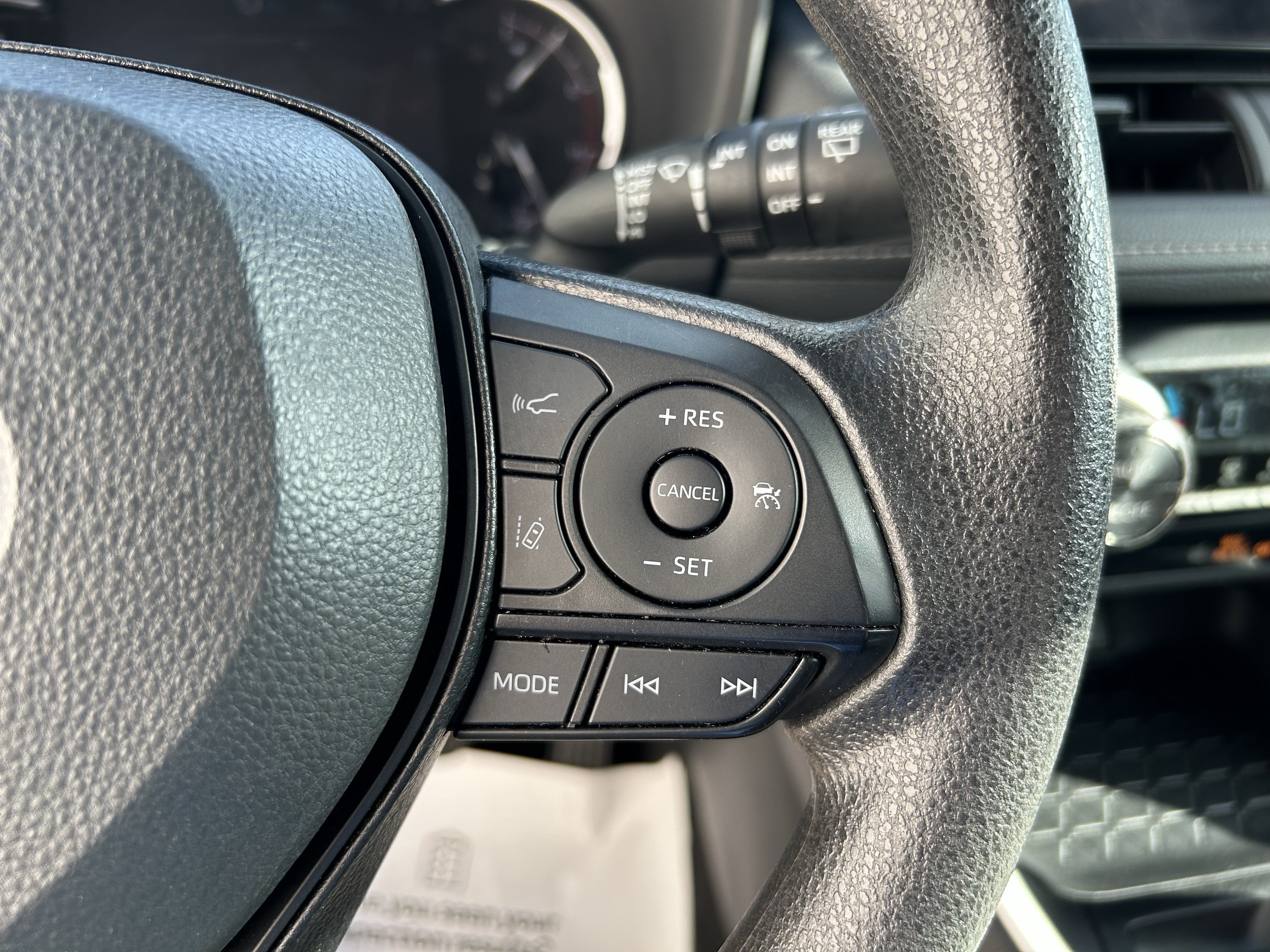Used 2025 Toyota RAV4 XLE FWD image 31