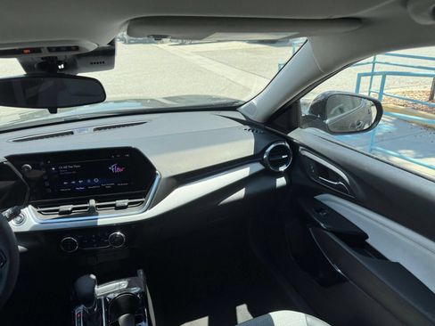 Used 2025 Chevrolet Trax LT FWD image 30