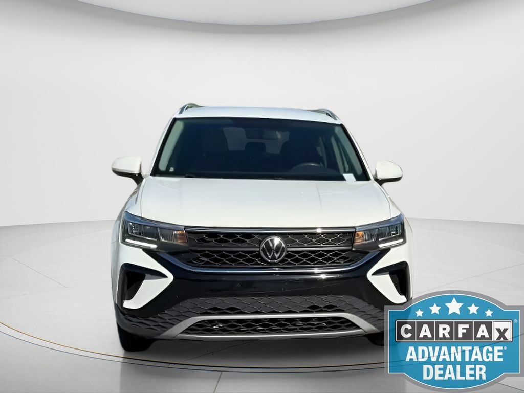 Used 2022 Volkswagen Taos SE FWD image 2