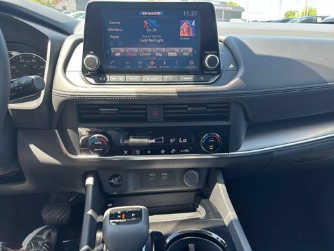 Used 2025 Nissan Rogue SV FWD image 17