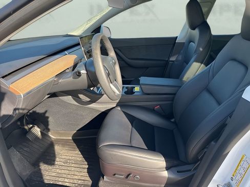 Used 2022 Tesla Model Y Long Range image 9