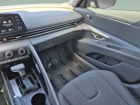 Used 2025 Hyundai Elantra SE FWD image 13
