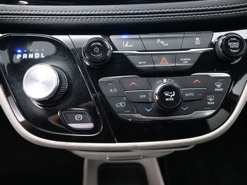 Used 2023 Chrysler Pacifica Touring-L FWD image 6