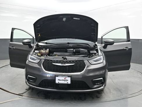 Used 2023 Chrysler Pacifica Touring-L FWD image 44