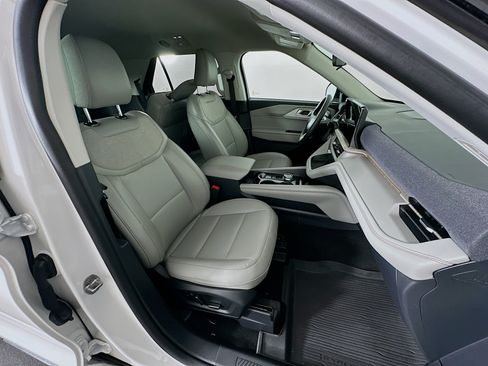 Used 2025 Ford Explorer Active w/ Active Comfort Package RWD image 33
