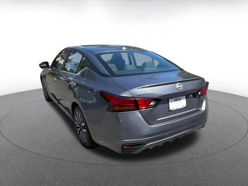 Used 2025 Nissan Altima 2.5 SV FWD image 11