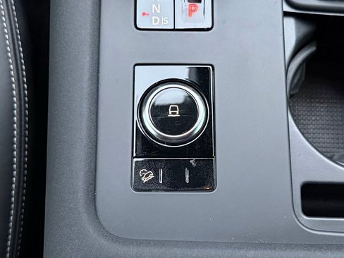 Used 2024 Land Rover Discovery Dynamic SE image 22