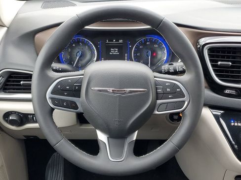 Used 2022 Chrysler Voyager LX image 26