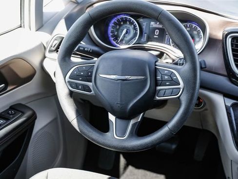 Used 2018 Chrysler Pacifica Touring Plus w/ Tire & Wheel Group FWD image 16