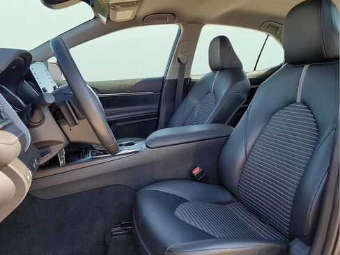 Used 2023 Toyota Camry SE image 12