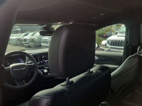 Used 2024 Chrysler Pacifica Limited FWD image 11