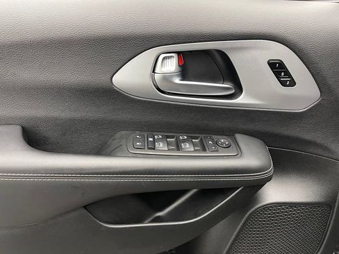 Used 2025 Chrysler Pacifica Limited FWD image 18