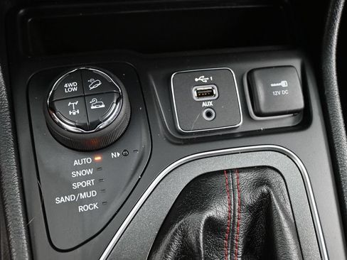 Used 2022 Jeep Cherokee Trailhawk w/ Premium Leather Package AWD/4WD image 13