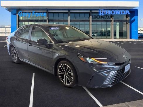 Used 2025 Toyota Camry XLE FWD image 1