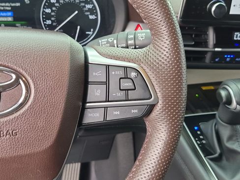 Used 2024 Toyota Sienna Platinum FWD image 19