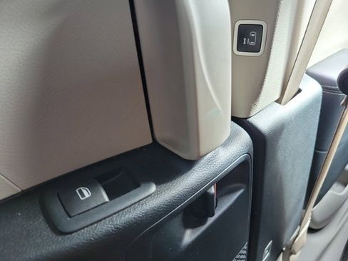 Used 2023 Chrysler Pacifica Touring-L image 18